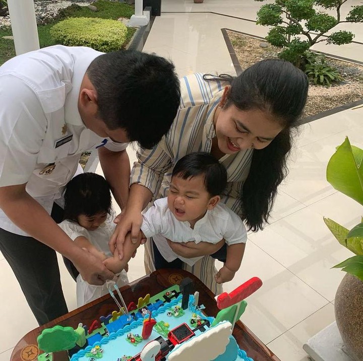 <p>Tingkah Sedah Mirah dan Panembahan ketika sedang potong kue tak kalah menggemaskan, Bunda. Mereka sibuk mengerubungi kue yang telah dipersiapkan Kahiyang Ayu. (Foto: Instagram @ayanggkahiyang)</p>