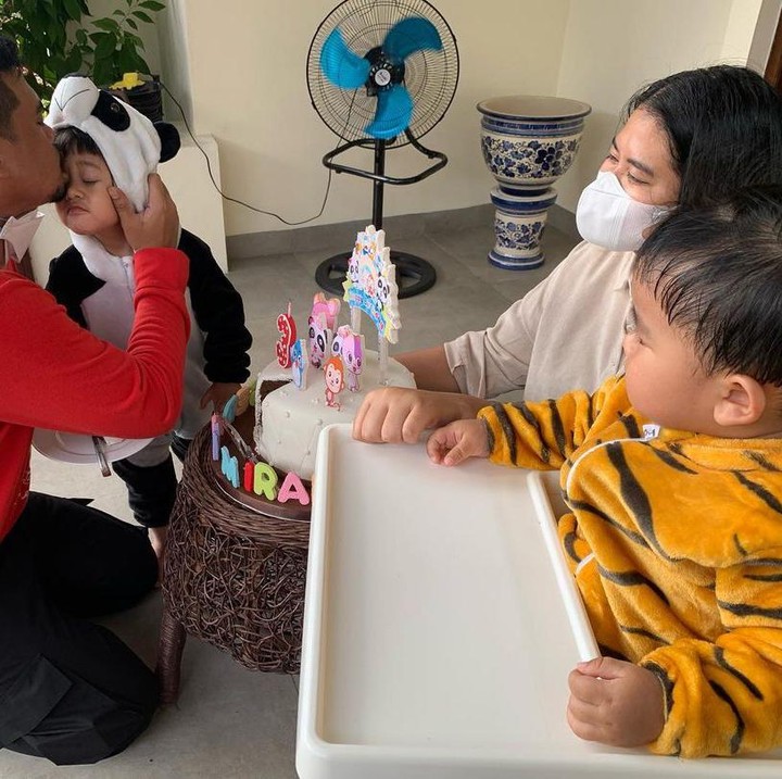 <p>Suasana pesta ulang tahun juga tetap terasa haru ketika kedua buah hati Bobby dan Kahiyang saling berbagi kasih. Lihat saja potret manis ketika Sedah Mirah dicium sang ayah. (Foto: Instagram @ayanggkahiyang)</p>