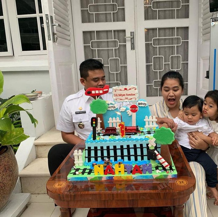 <p>Memiliki anak-anak yang lahir pada tanggal berdekatan, Kahiyang dan Bobby memilih merayakannya secara bersamaan. Lihat keseruan mereka saat tiup lilin, Bunda. (Foto: Instagram @ayanggkahiyang)</p>