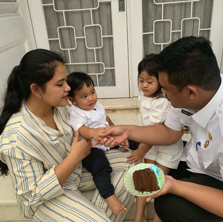 <p>Kedua cucu Presiden Joko Widodo itu tampak semakin girang ketika hendak memakan kue yang sudah dipotong. Bobby dan Kahiyang tak lupa memberi ucapan selamat dan mengajak mereka berdoa. (Foto: Instagram @ayanggkahiyang)</p>