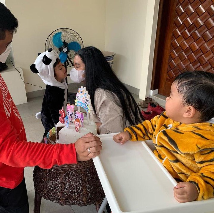 <p>Putri pertama Bobby dan Kahiyang, Sedah Mirah Nasution lahir pada 1 Agustus 2018. Sedangkan anak keduanya, Panembahan Al Nahyan Nasution lahir pada 3 Agustus 2020. (Foto: Instagram @ayanggkahiyang)</p>