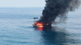 Cuaca Buruk Hambat Pencarian 25 ABK KM Hentri yang Terbakar