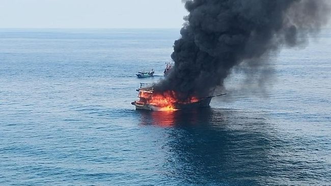Tujuh orang tewas akibat kapal feri terbakar di perairan Filipina hingga membuat ratusan penumpang loncat ke laut.