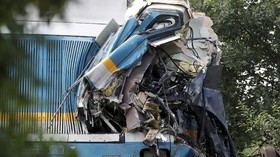 FOTO: Kereta Remuk dan 3 Nyawa Terenggut Kecelakaan di Ceko