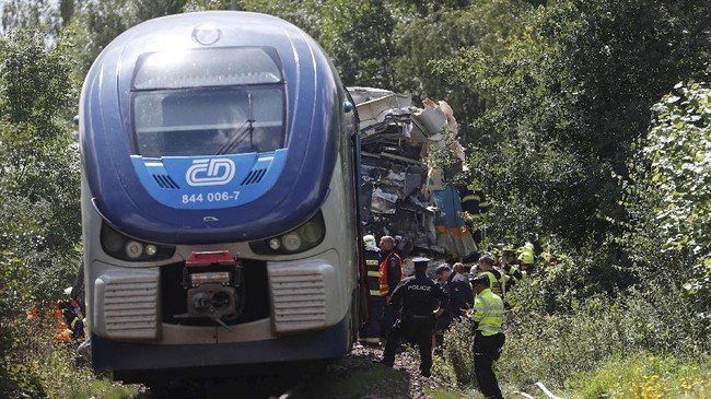 FOTO: Kereta Remuk dan 3 Nyawa Terenggut Kecelakaan di Ceko