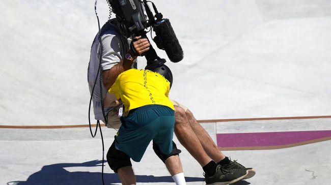 Momen Kocak Atlet Australia Tabrak Kamerawan di Olimpiade Insiden lucu terjadi pada cabang olahraga skateboard Olimpiade Tokyo 2020 ketika atlet asal Australia Kieran Woolley menabrak juru kamera, Kamis (5/8).