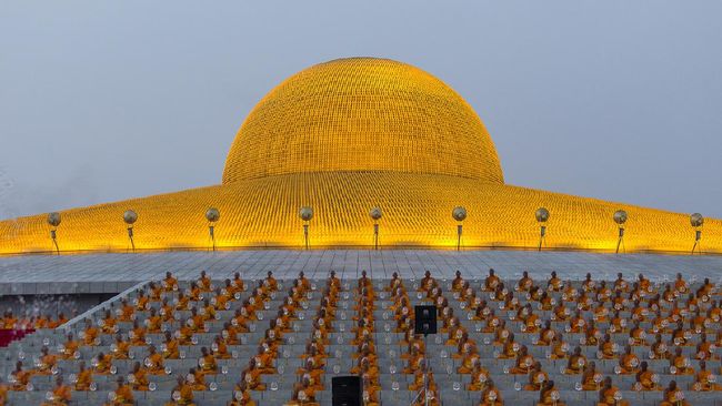 Dari kejauhan atau dari ketinggian, arsitektur kuil megah ini sekilas mirip dengan UFO.