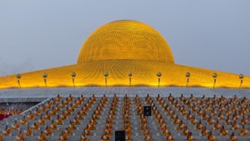 Kuil Megah Berlapis Emas di Thailand yang Mirip UFO