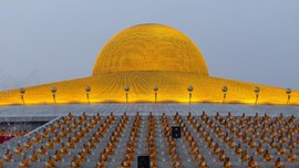 Kuil Megah Berlapis Emas di Thailand yang Mirip UFO