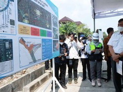 Gaya Anies-Luhut Blusukan di Proyek Anti Banjir Jakarta