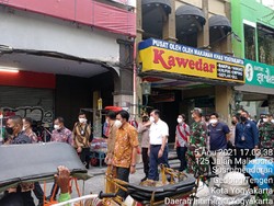 Luhut Blusukan ke Malioboro, Bagi-bagi Uang ke PKL
