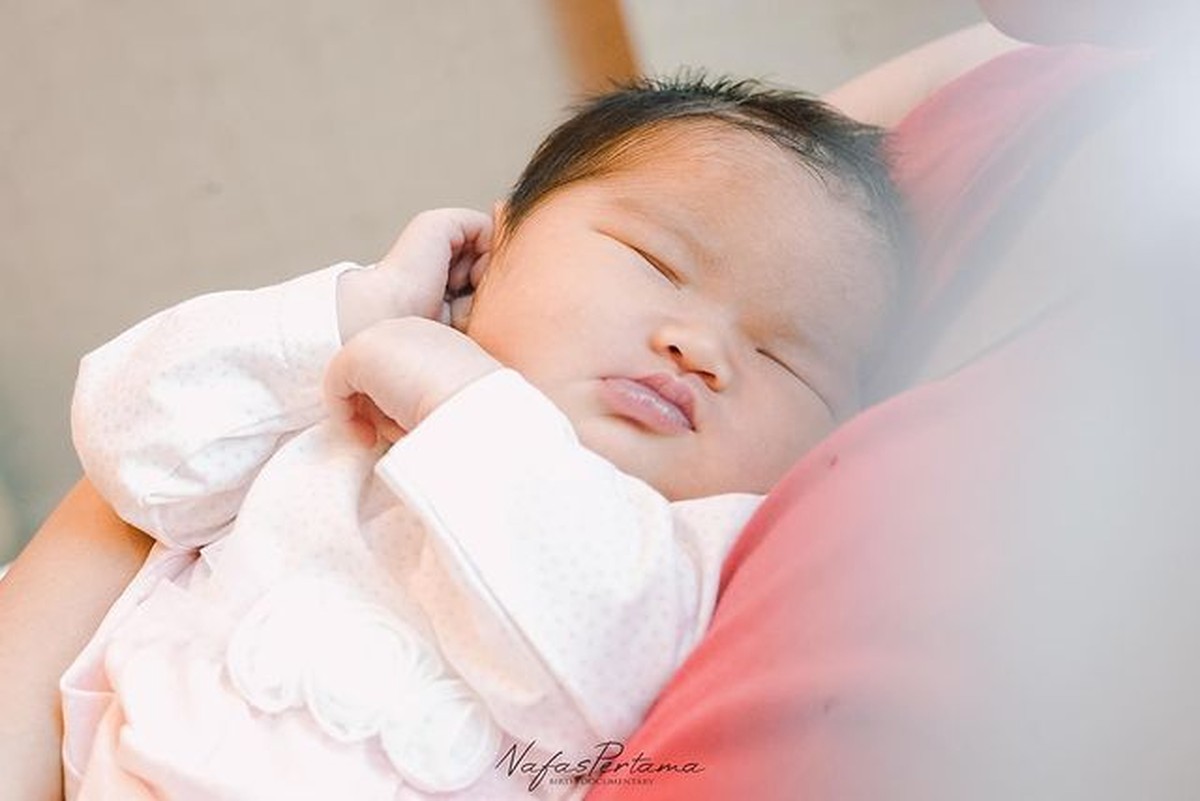 Kabar bahagia datang dari Sylvia Fully yang telah lahirkan putri pertama dengan Kevin Andrean&period; Yuk kita intip momennya&excl;