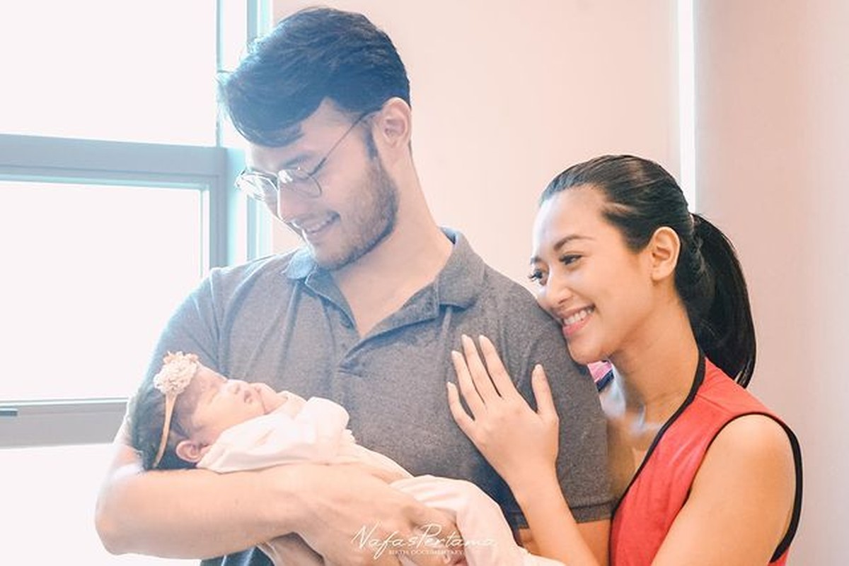 Kabar bahagia datang dari Sylvia Fully yang telah lahirkan putri pertama dengan Kevin Andrean&period; Yuk kita intip momennya&excl;