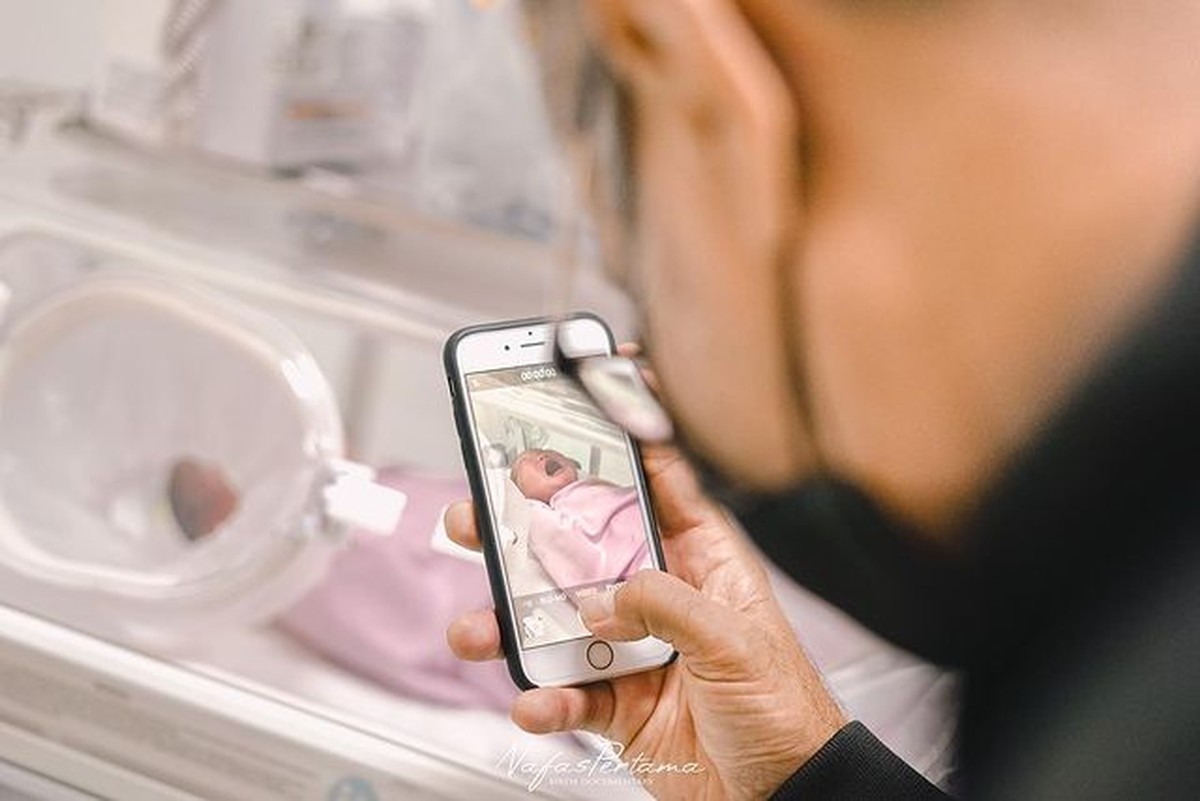 Kabar bahagia datang dari Sylvia Fully yang telah lahirkan putri pertama dengan Kevin Andrean&period; Yuk kita intip momennya&excl;