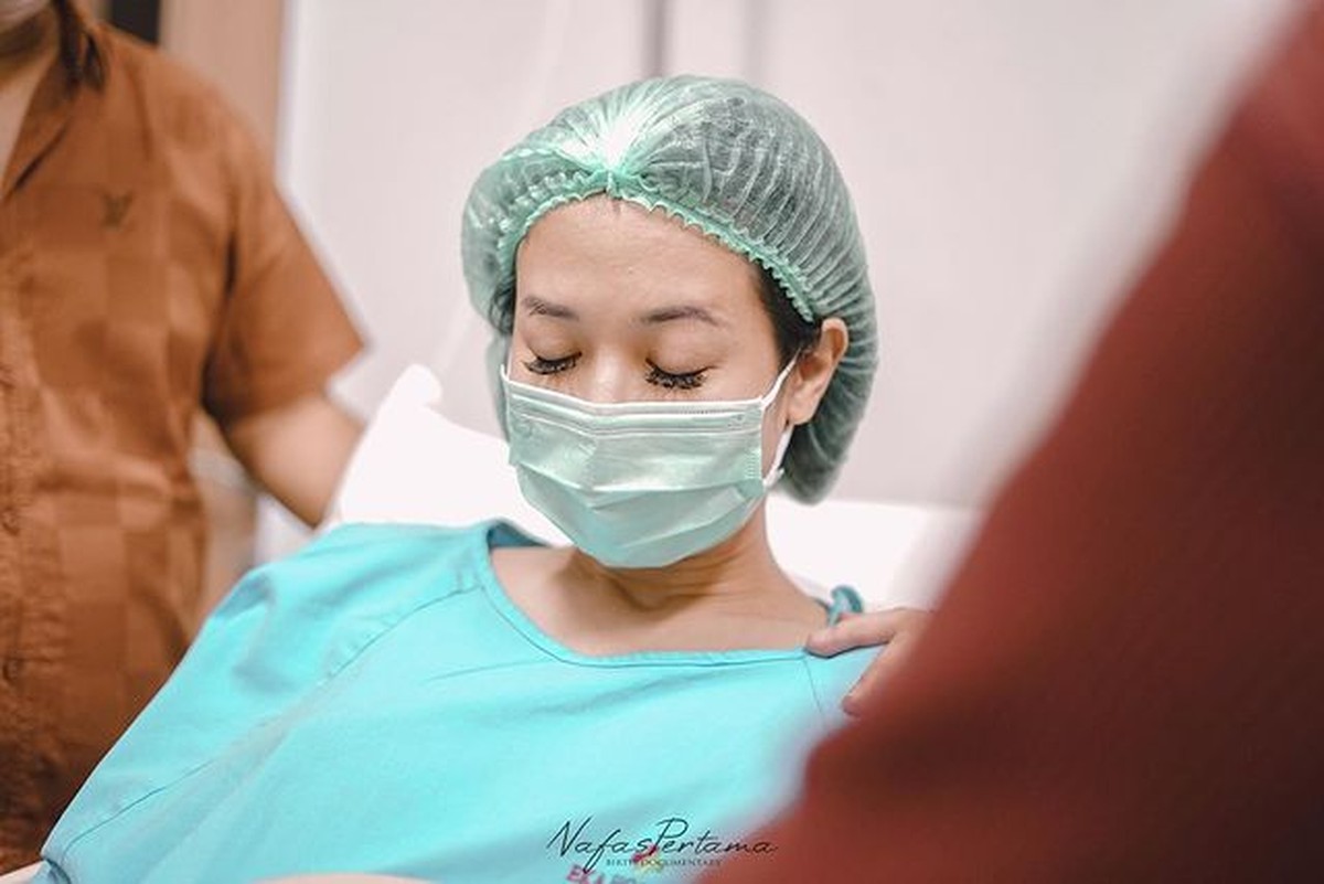 Kabar bahagia datang dari Sylvia Fully yang telah lahirkan putri pertama dengan Kevin Andrean&period; Yuk kita intip momennya&excl;