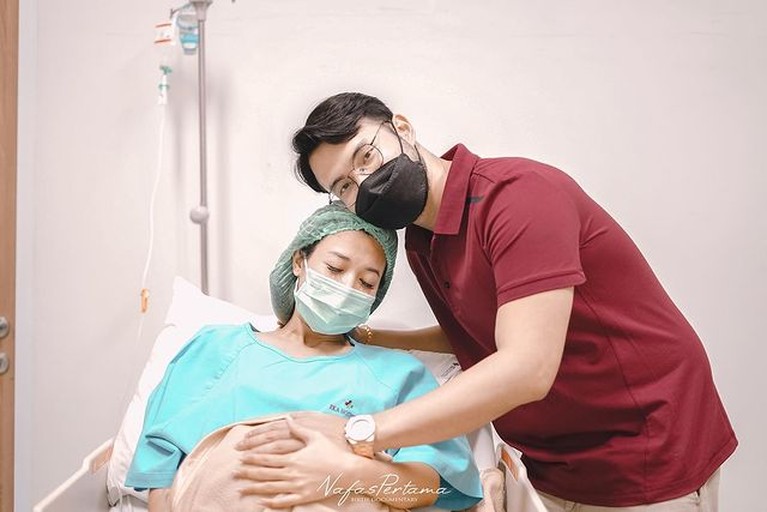 Kabar bahagia datang dari Sylvia Fully yang telah lahirkan putri pertama dengan Kevin Andrean. Yuk kita intip momennya!