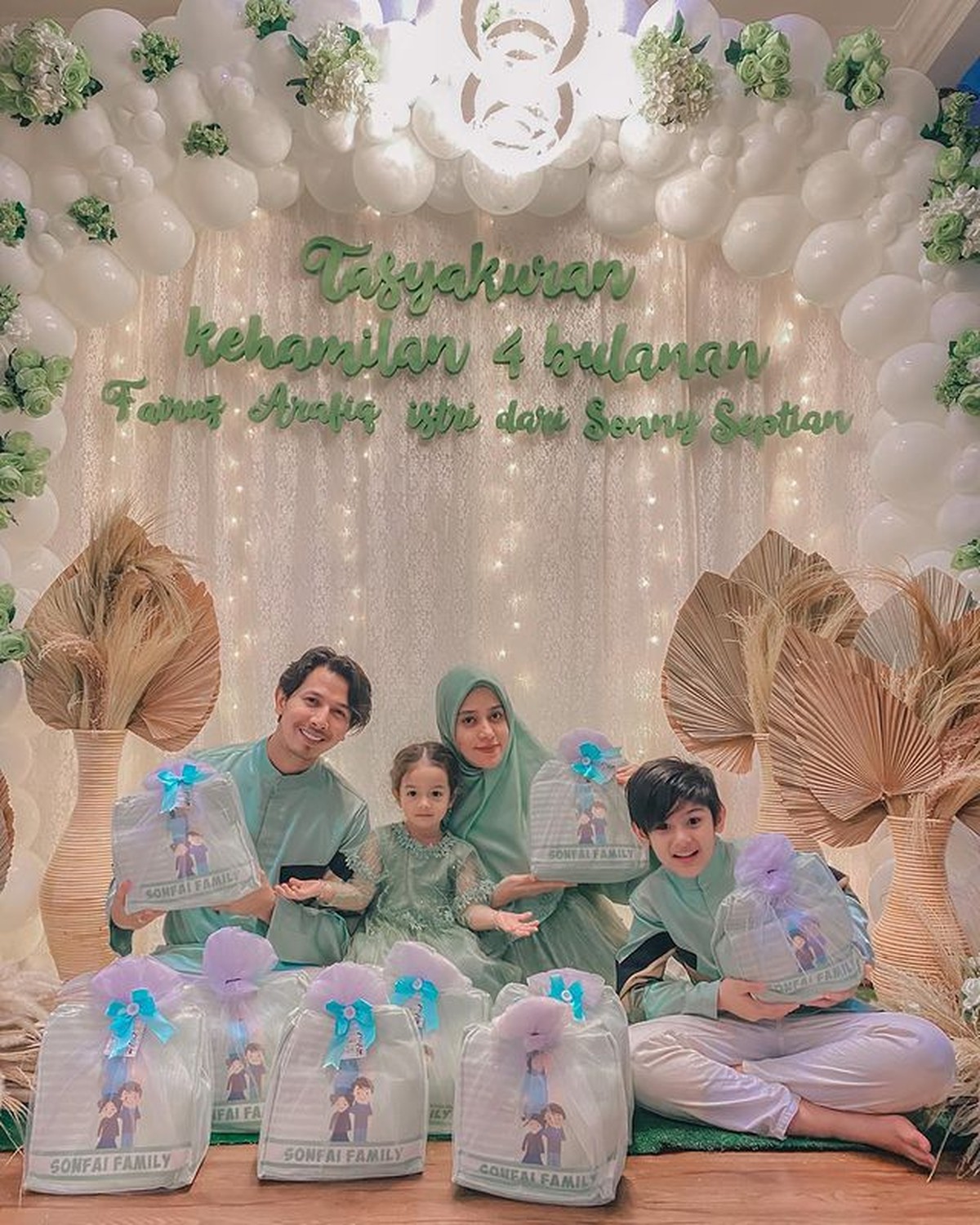 Fairuz A Rafiq menggelar acara tasyakuran atas kehamilan anak ke 3 nya yang sudah memasuki usia 4 bulan&period; Yuk intip&excl;