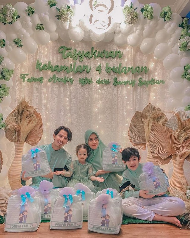 Momen Tasyakuran 4 Bulanan Anak ke 3 Fairuz A Rafiq Fairuz A Rafiq menggelar acara tasyakuran atas kehamilan anak ke 3 nya yang sudah memasuki usia 4 bulan. Yuk intip!