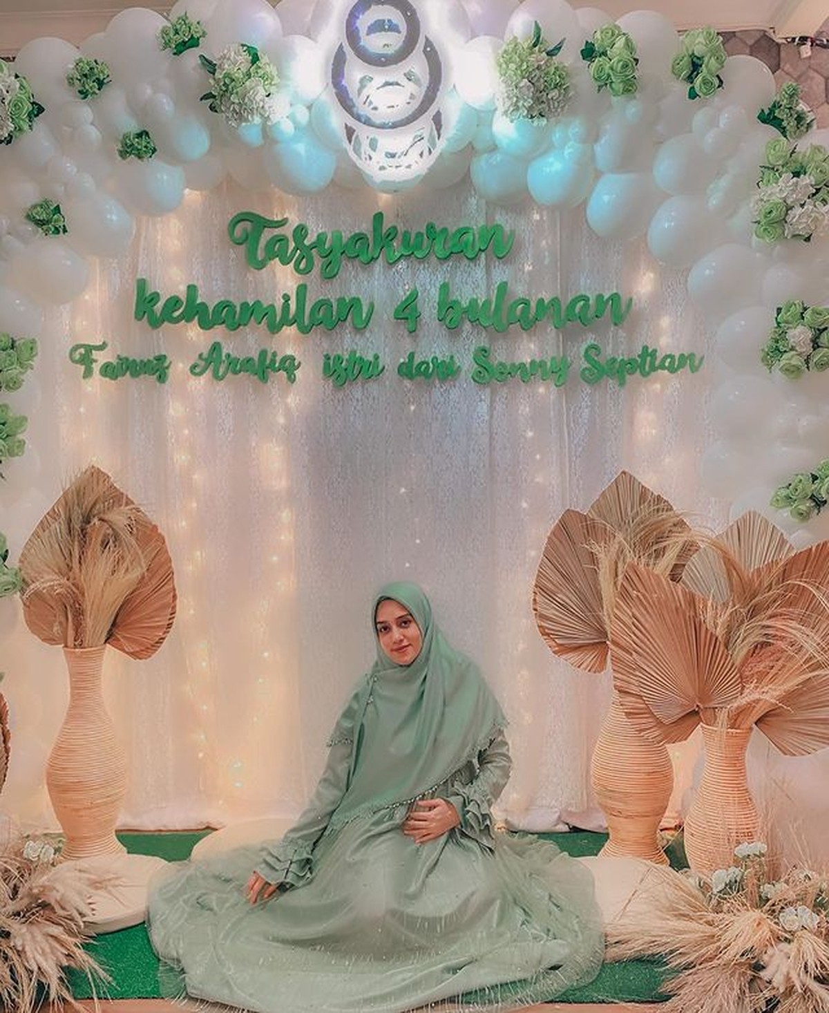 Fairuz A Rafiq menggelar acara tasyakuran atas kehamilan anak ke 3 nya yang sudah memasuki usia 4 bulan&period; Yuk intip&excl;