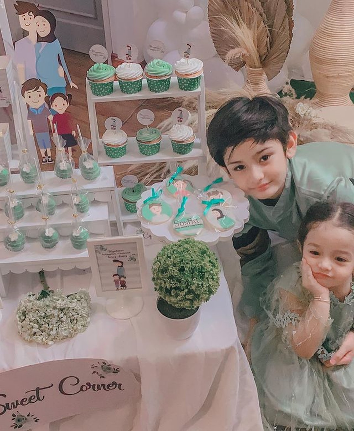 Fairuz A Rafiq menggelar acara tasyakuran atas kehamilan anak ke 3 nya yang sudah memasuki usia 4 bulan&period; Yuk intip&excl;