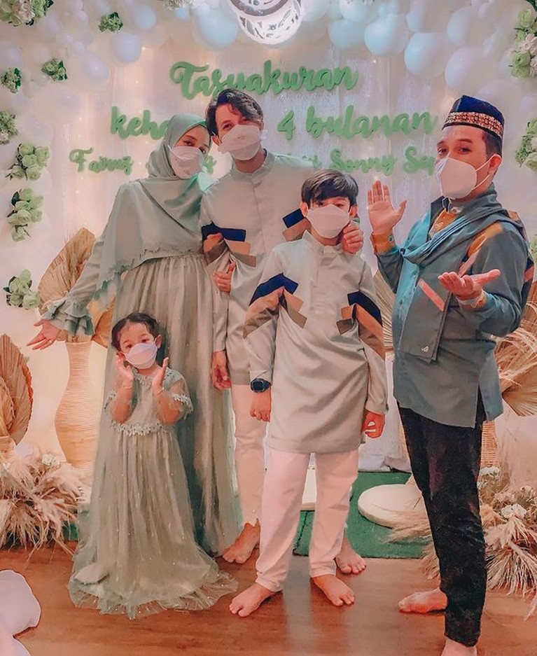 Momen Tasyakuran 4 Bulanan Anak ke 3 Fairuz A Rafiq Fairuz A Rafiq menggelar acara tasyakuran atas kehamilan anak ke 3 nya yang sudah memasuki usia 4 bulan. Yuk intip!