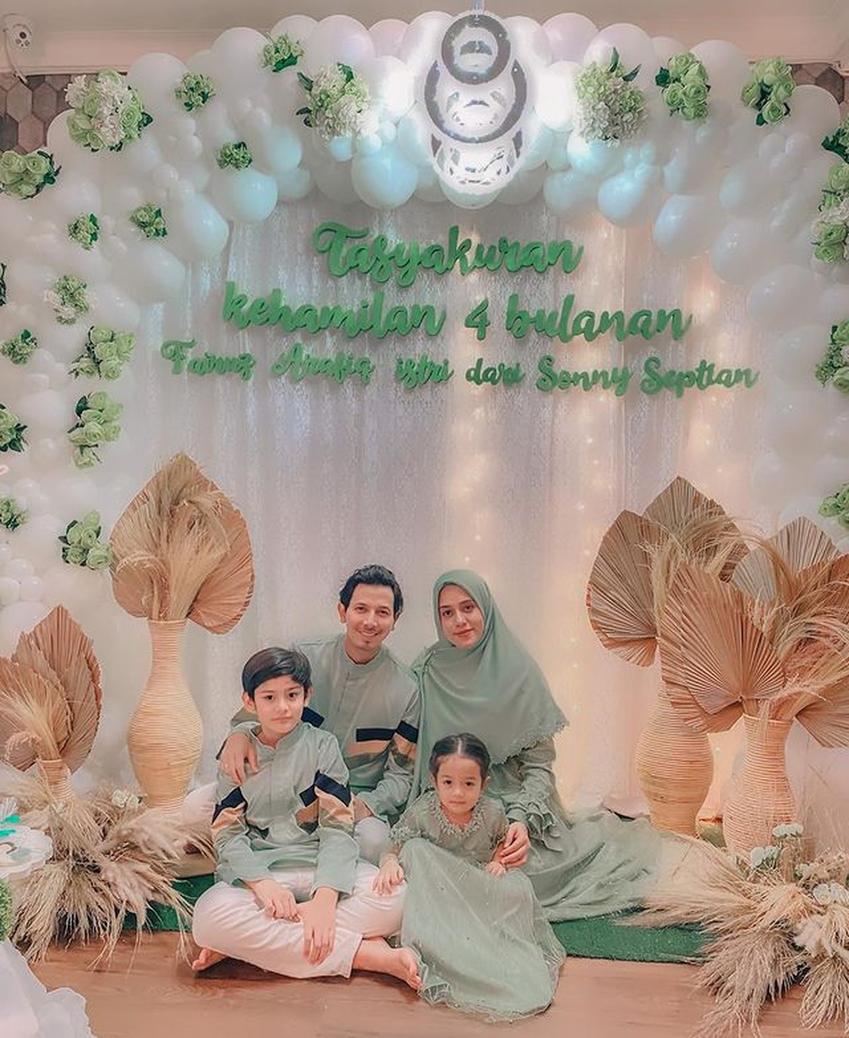 Fairuz A Rafiq menggelar acara tasyakuran atas kehamilan anak ke 3 nya yang sudah memasuki usia 4 bulan&period; Yuk intip&excl;