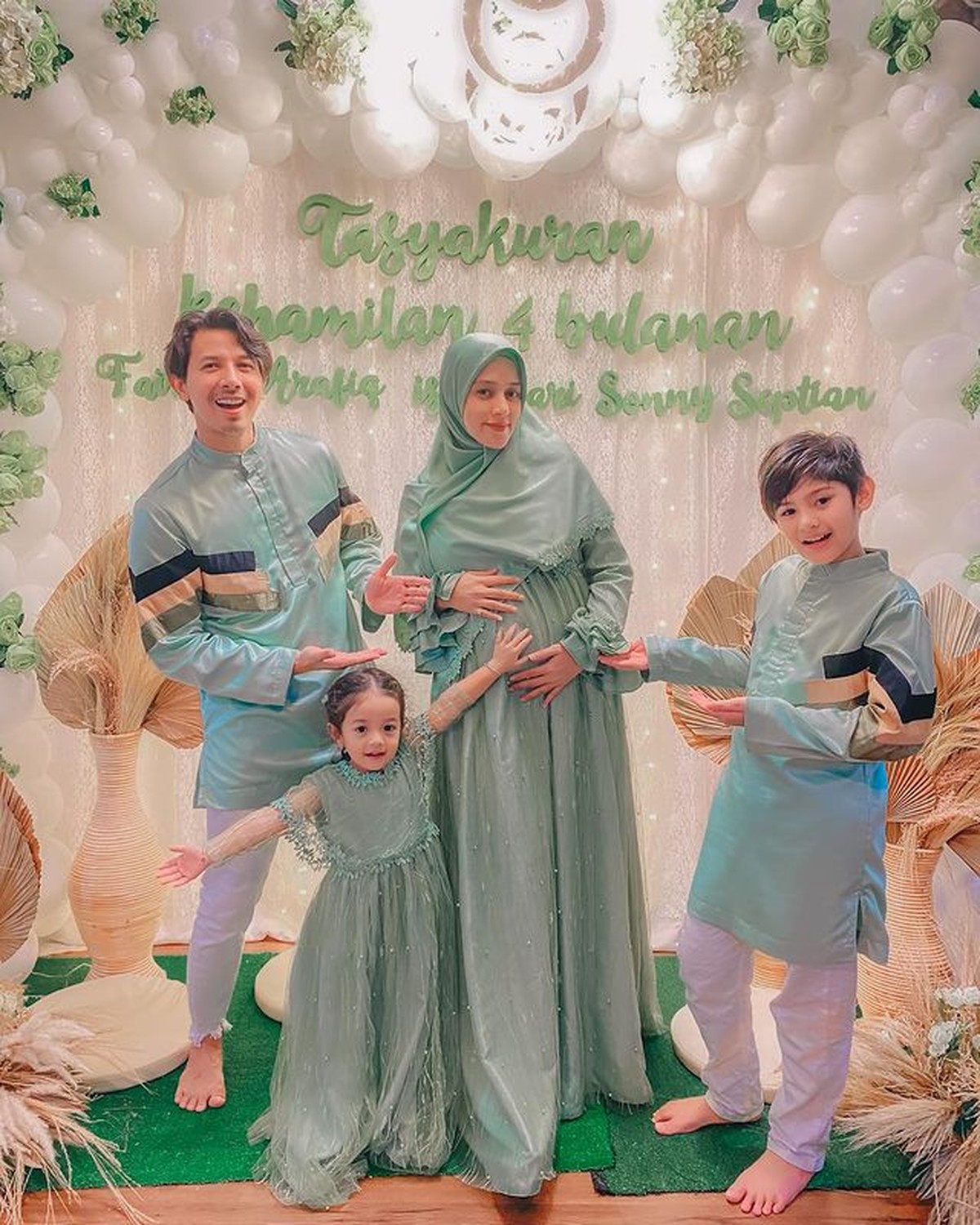 Fairuz A Rafiq menggelar acara tasyakuran atas kehamilan anak ke 3 nya yang sudah memasuki usia 4 bulan&period; Yuk intip&excl;
