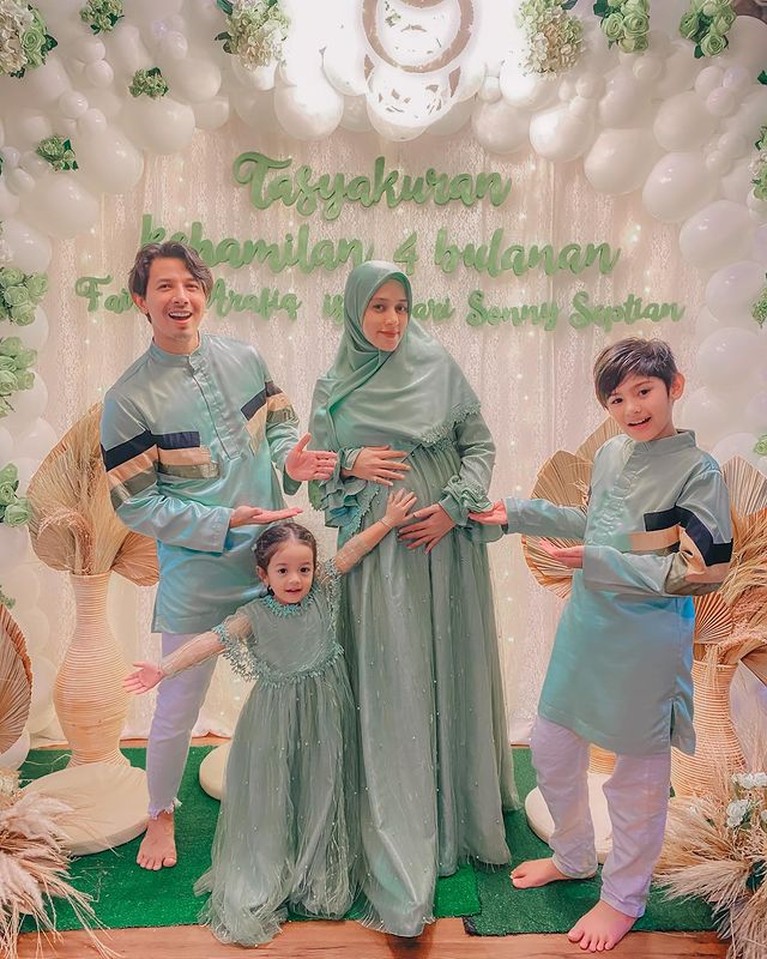 Momen Tasyakuran 4 Bulanan Anak ke 3 Fairuz A Rafiq Fairuz A Rafiq menggelar acara tasyakuran atas kehamilan anak ke 3 nya yang sudah memasuki usia 4 bulan. Yuk intip!