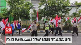 VIDEO: Polisi, Mahasiswa & Ormas Bantu Pedagang Kecil