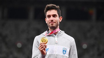 Atlet lompat jauh Yunani Miltiadis Tentoglou menggunakan gaya One Piece saat diperkenalkan jelang perlombaan Olimpiade Tokyo 2020.