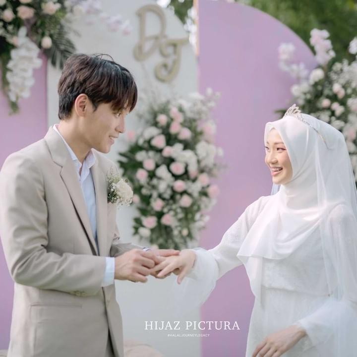 <p>Pernikahan keduanya digelar pada Minggu (1/8/2021), Bunda. Dekorasi pernikahan tampak ceria dengan warna pink pastel dan putih. (Foto: Instagram: @hijazpictura)</p>