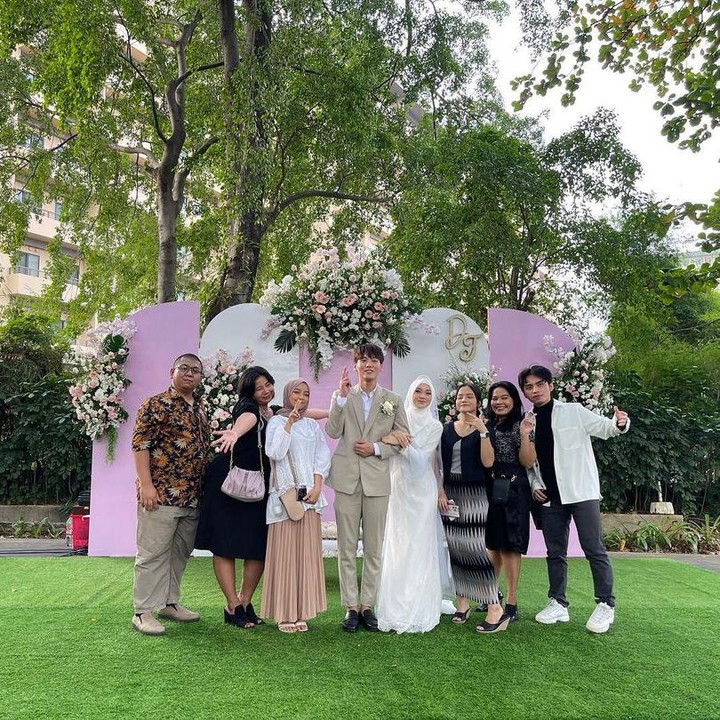 <p>Selain Syakir, pernikahan mereka juga dihadiri oleh para sahabat dekat dan keluarga nih, Bunda. Senyuman pun terukir di wajah keduanya saat sesi foto bersama. Foto: Instagram: @erain.tower</p>