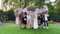 <p>Selain Syakir, pernikahan mereka juga dihadiri oleh para sahabat dekat dan keluarga nih, Bunda. Senyuman pun terukir di wajah keduanya saat sesi foto bersama. Foto: Instagram: @erain.tower</p>