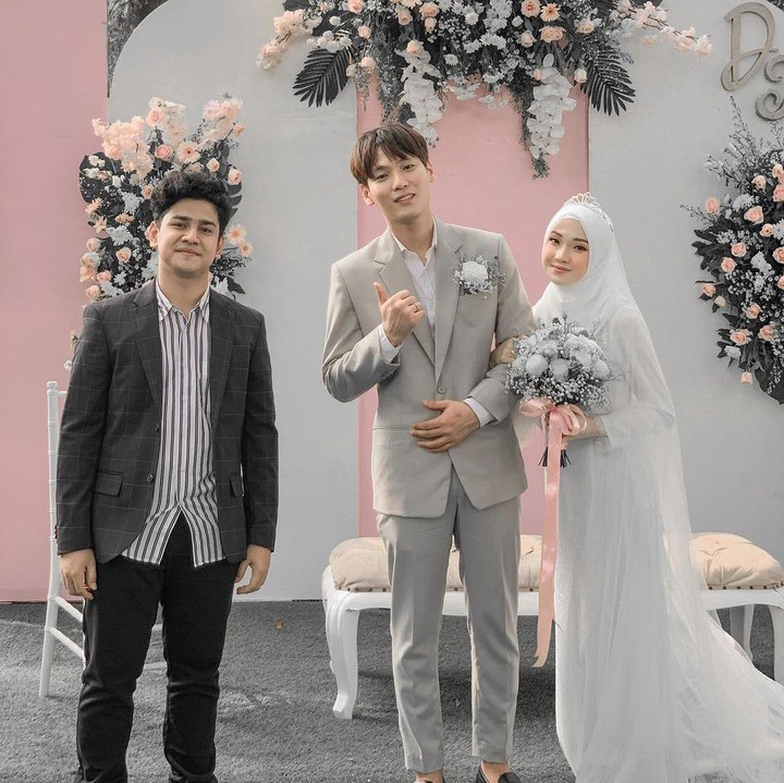 <p>Pernikahan mereka juga dihadiri oleh artis Syakir Daulay nih, Bunda. Syakir mengatakan keduanya mirip Le Min Ho dan Jennie Blackpink. (Foto: Instagram: @syakirdaulay)</p>
