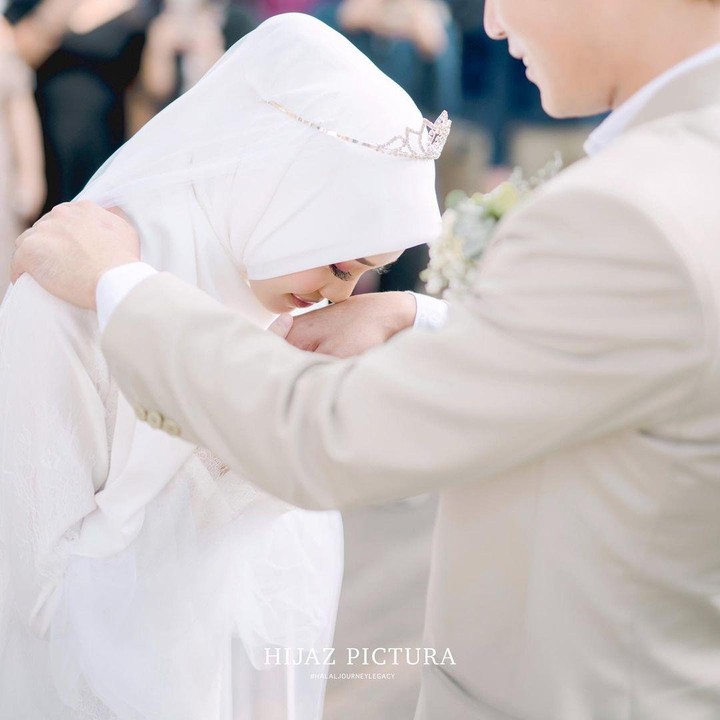 <p>Juli dan Daehoon menikah dengan perbedaan usia 6 tahun, Bunda. Pria yang mengawali kariernya sebagai chef itu berusia 27 tahun sedangkan Juli berusia 21 tahun. (Foto: Instagram: @juliaprt7)</p>