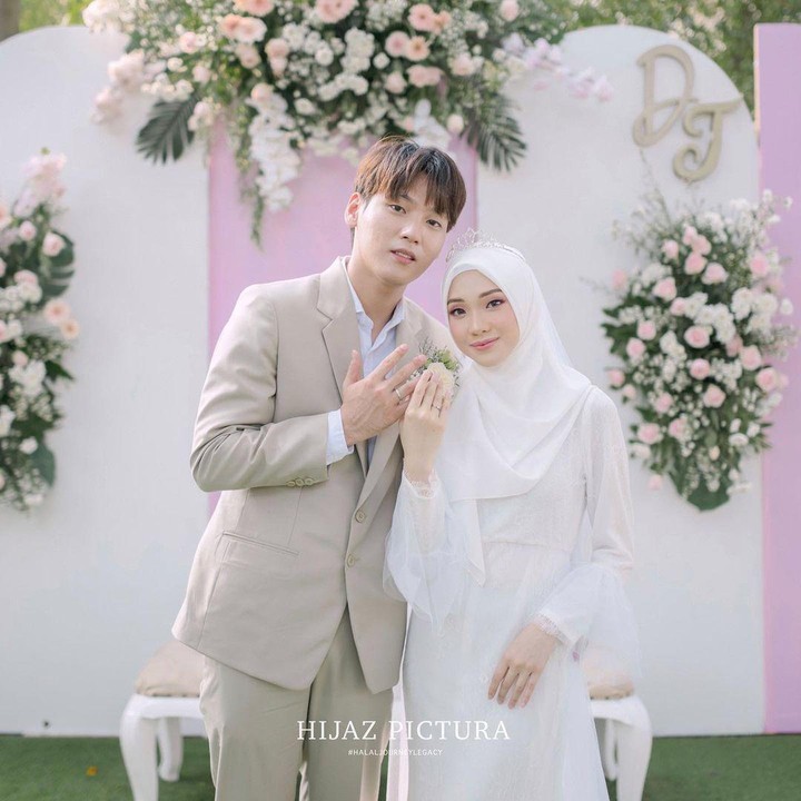 <p>Julia mengenakan pakaian serba putih lengkap dengan mahkota yang menghiasi kepadanya. Sedangkan sang suami terlihat gagah dengan jas warna krem. (Foto: Instagram: @daehoon_naa)</p>