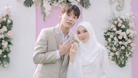 <p>Julia mengenakan pakaian serba putih lengkap dengan mahkota yang menghiasi kepadanya. Sedangkan sang suami terlihat gagah dengan jas warna krem. (Foto: Instagram: @daehoon_naa)</p>