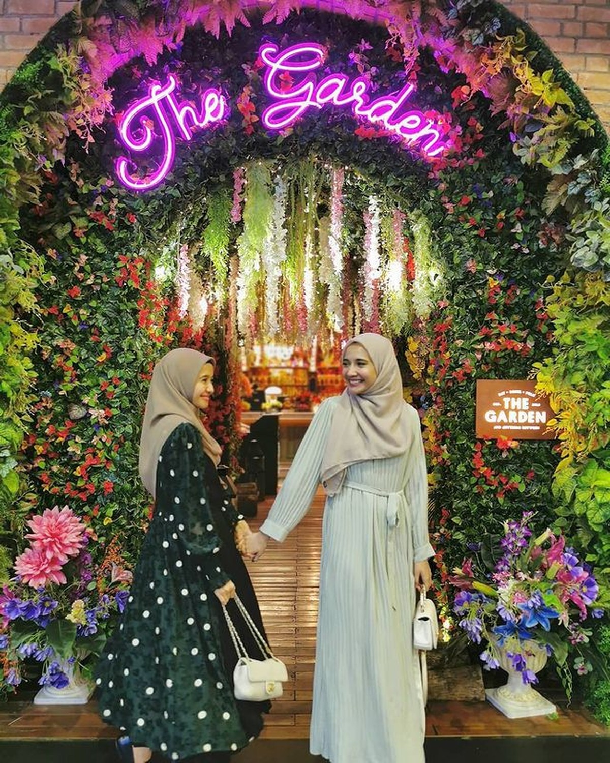 Zaskia Sungkar dan Laudya Cynthia Bella diketahui memiliki hubungan persahabatan yang manis&period; Yuk kita intip potret mereka&excl;