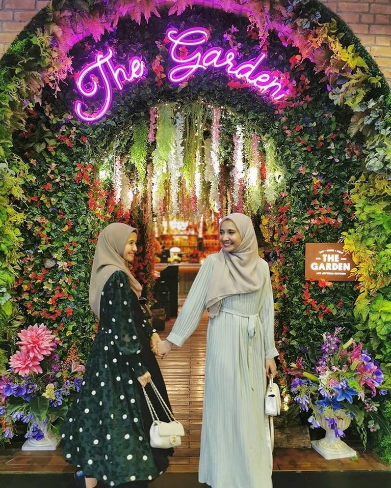Potret Manis Persahabatan Zaskia Sungkar dan Laudya Cynthia Bella Zaskia Sungkar dan Laudya Cynthia Bella diketahui memiliki hubungan persahabatan yang manis. Yuk kita intip potret mereka!