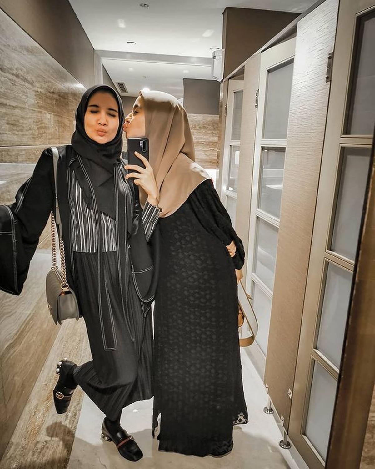 Zaskia Sungkar dan Laudya Cynthia Bella diketahui memiliki hubungan persahabatan yang manis&period; Yuk kita intip potret mereka&excl;