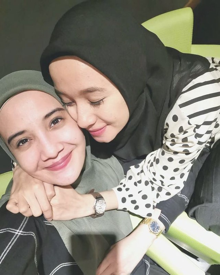 Potret Manis Persahabatan Zaskia Sungkar dan Laudya Cynthia Bella Zaskia Sungkar dan Laudya Cynthia Bella diketahui memiliki hubungan persahabatan yang manis. Yuk kita intip potret mereka!