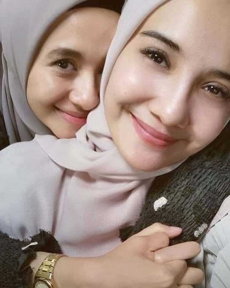 Zaskia Sungkar dan Laudya Cynthia Bella diketahui memiliki hubungan persahabatan yang manis. Yuk kita intip potret mereka!