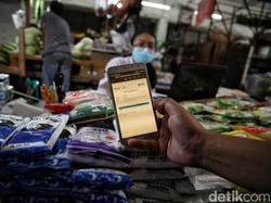 Masuk Pasar Tradisional Wajib Pakai Aplikasi PeduliLindungi, Setuju Nggak?