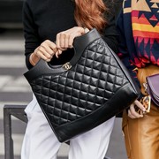 BeauPicks: Lupakan Mini Bag, Saatnya Tampil Stylish dengan Tote Bag Berdesain Unik Berikut