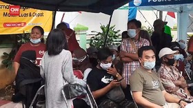 VIDEO: Hujan Deras Tak Bubarkan Antrian Warga Vaksinasi