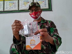 TNI Beri Paket Obat Kepada Warga Ponorogo yang Isoman