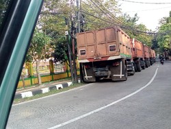 Truk Parkir Makan Badan Jalan Bangka Ternyata Milik Dinas LH DKI