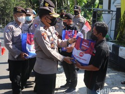 Pekerja Seni di Ngawi Dapat Paket Sembako