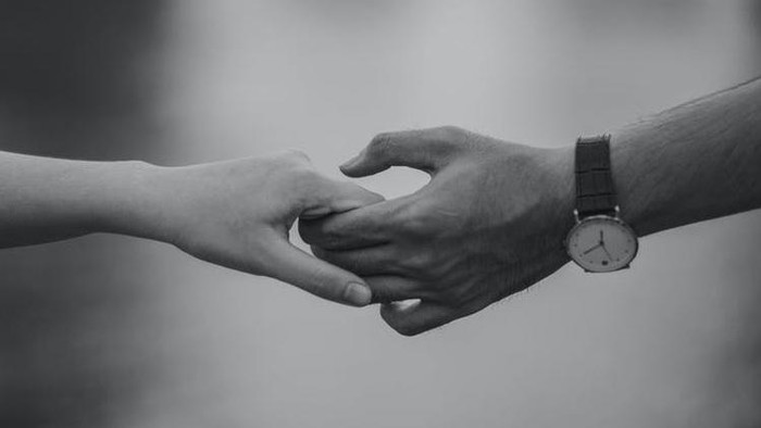 Berpacaran dengan Pria yang Usianya Terpaut Jauh? Waspada dengan Risiko Manipulasi Bernama Grooming!