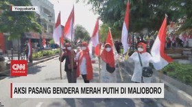 VIDEO: Aksi Pasang Bendera Merah Putih di Malioboro